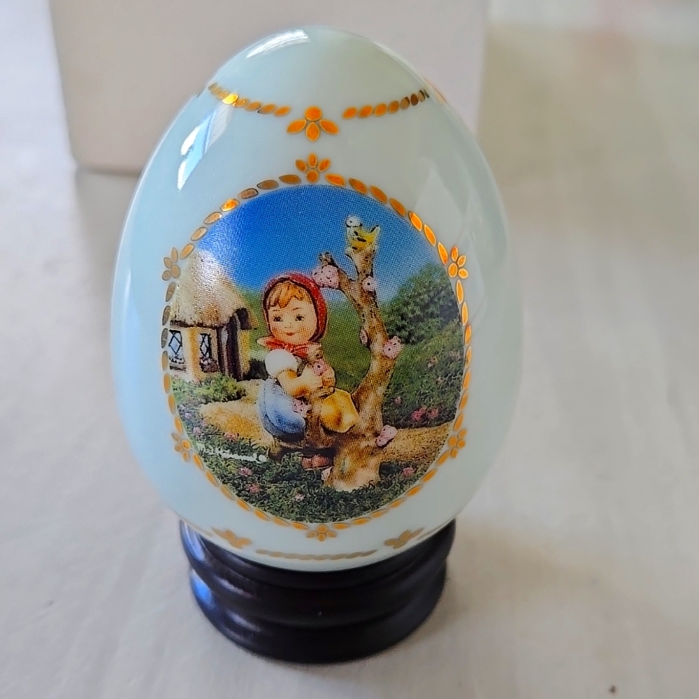 MJ HUMMEL 1994 APLLE TREE GIRL EGG